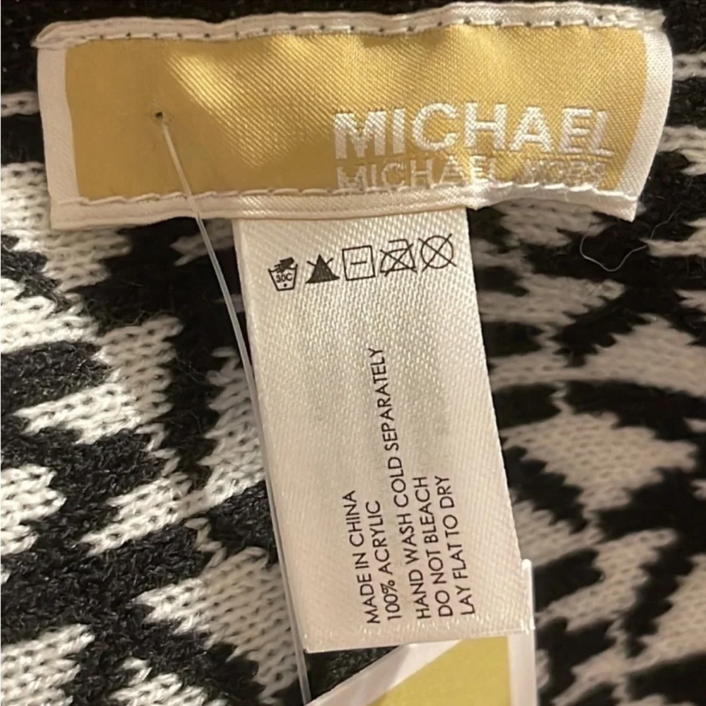 NWT - Michael Kors Women’s Limited Edition Fall2021 Scarf (White & Black Design)
